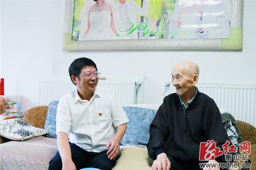 蒋青走访慰问老党员