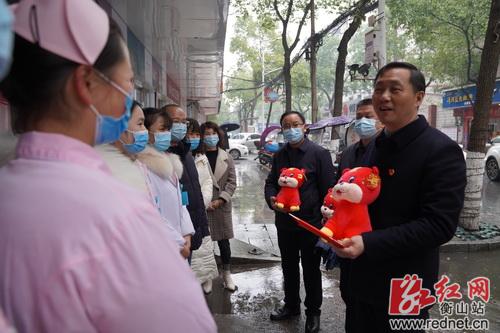 戴新贤走访慰问疫情防控一线工作人员并向他们致以新春的祝福