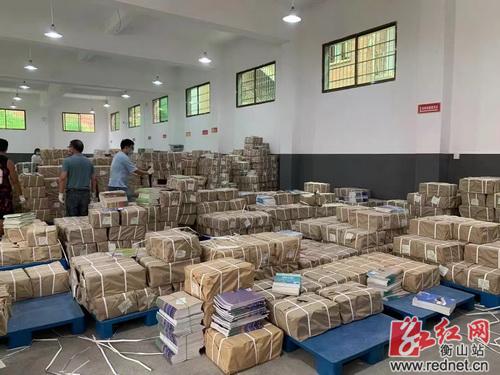 信息公开 衡山动态8月26日,县新华书店仓库里看到工作人员戴着口罩和