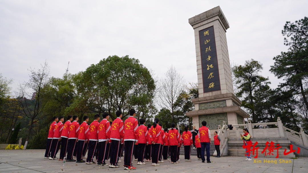 县观湘中学: 春暖三月学雷锋 我为青山添新绿-衡山县人民政府门户网站