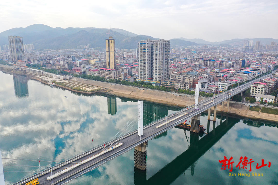 衡山大桥完成沥青路面摊铺