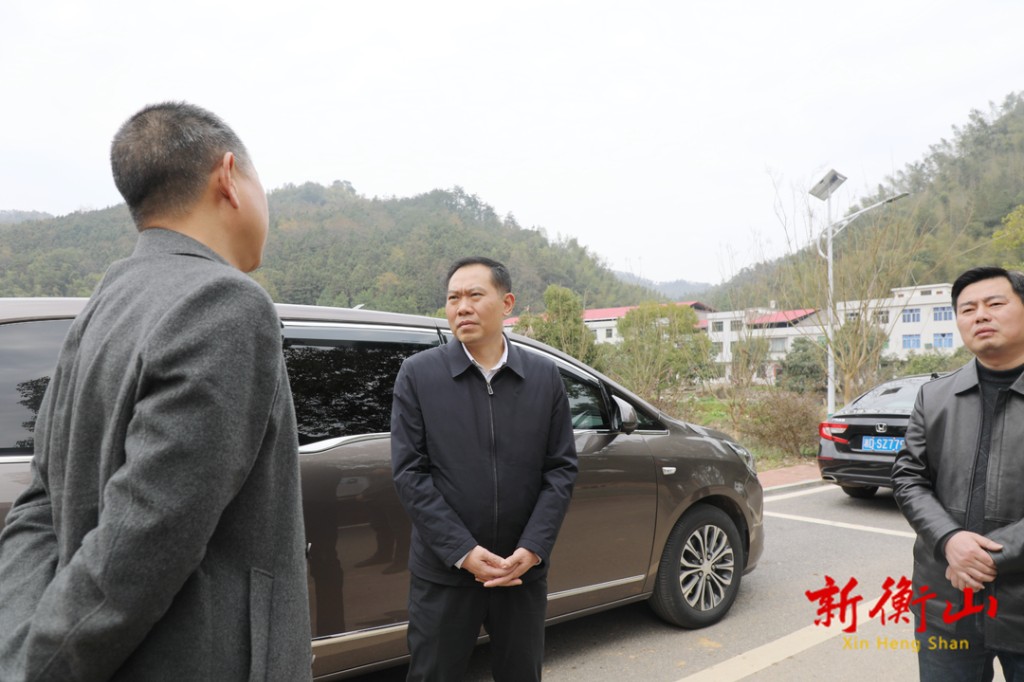 段晓赛调度九观湖环湖公路项目建设