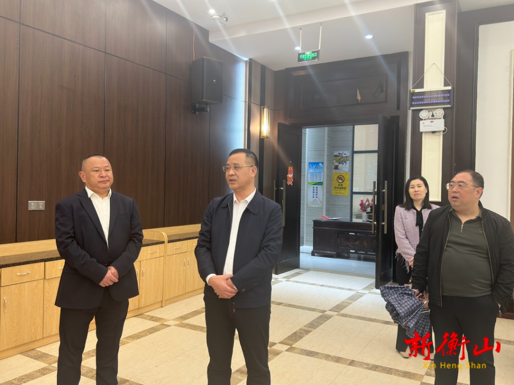 唐年初检查政协会场准备工作