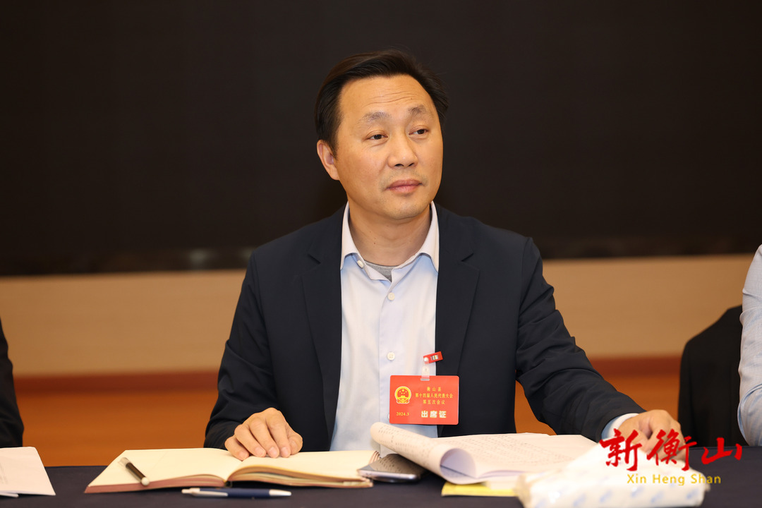 县人大代表分团审议政府计划预算工作报告