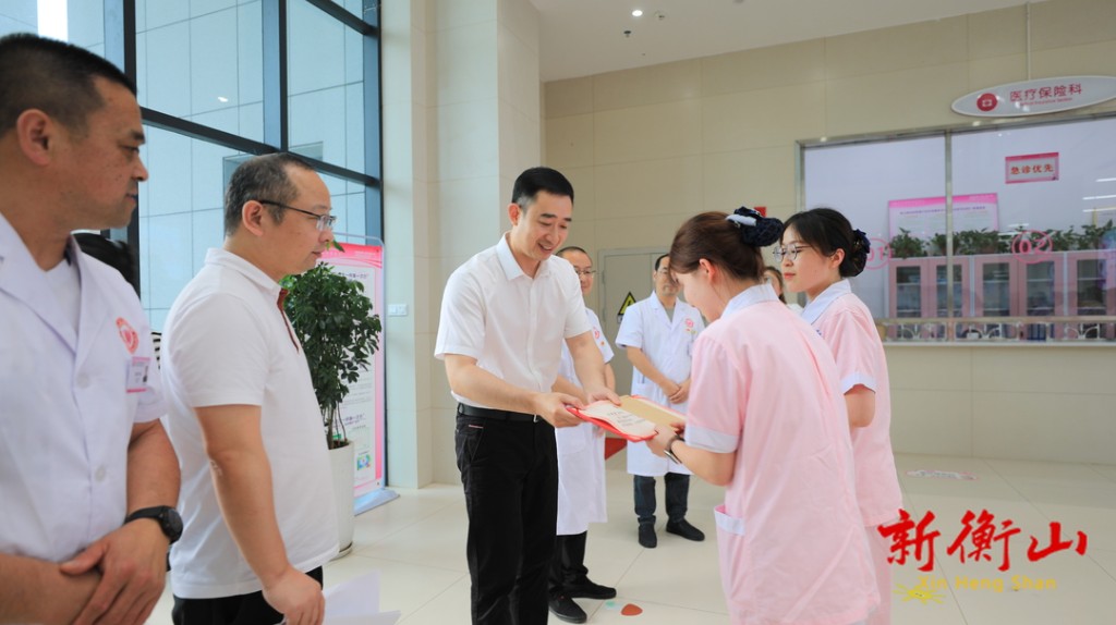 谢斌走访慰问一线护理工作者