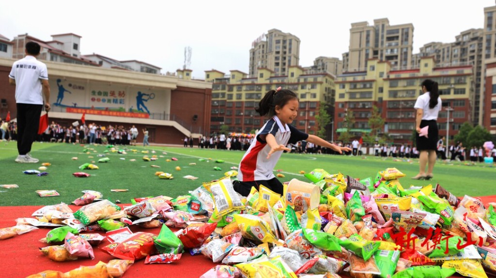 欢乐庆"六一" 衡山县城北小学"抢零食"大赛趣味足