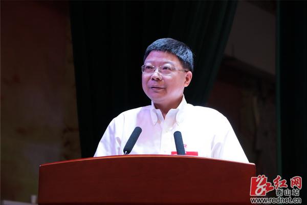 县委副书记,县长蒋青代表县人民政府作《政府工作报告》.