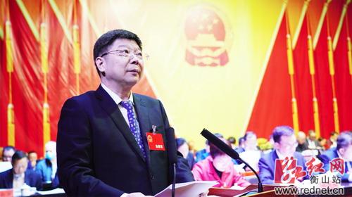 县委副书记,县长蒋青代表县人民政府作《政府工作报告》.